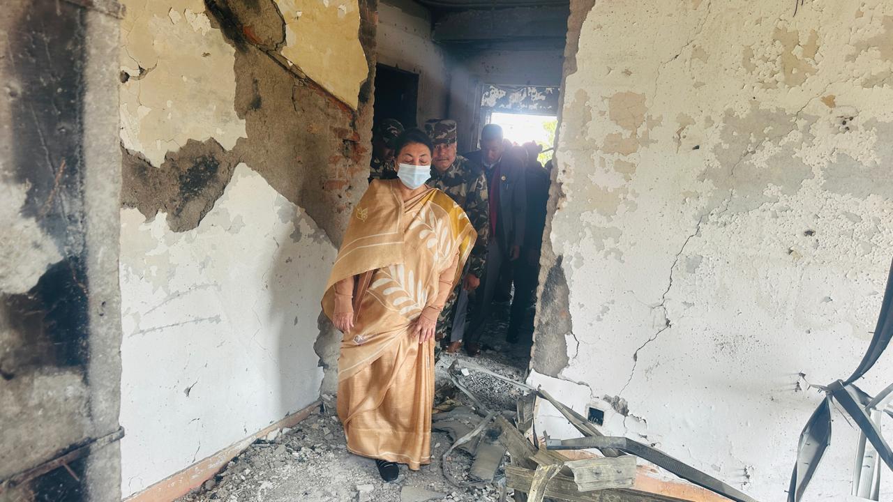 जेनजी आन्दोलनमा जलेको घरमा पुगिन् पूर्वराष्ट्रपति भण्डारी